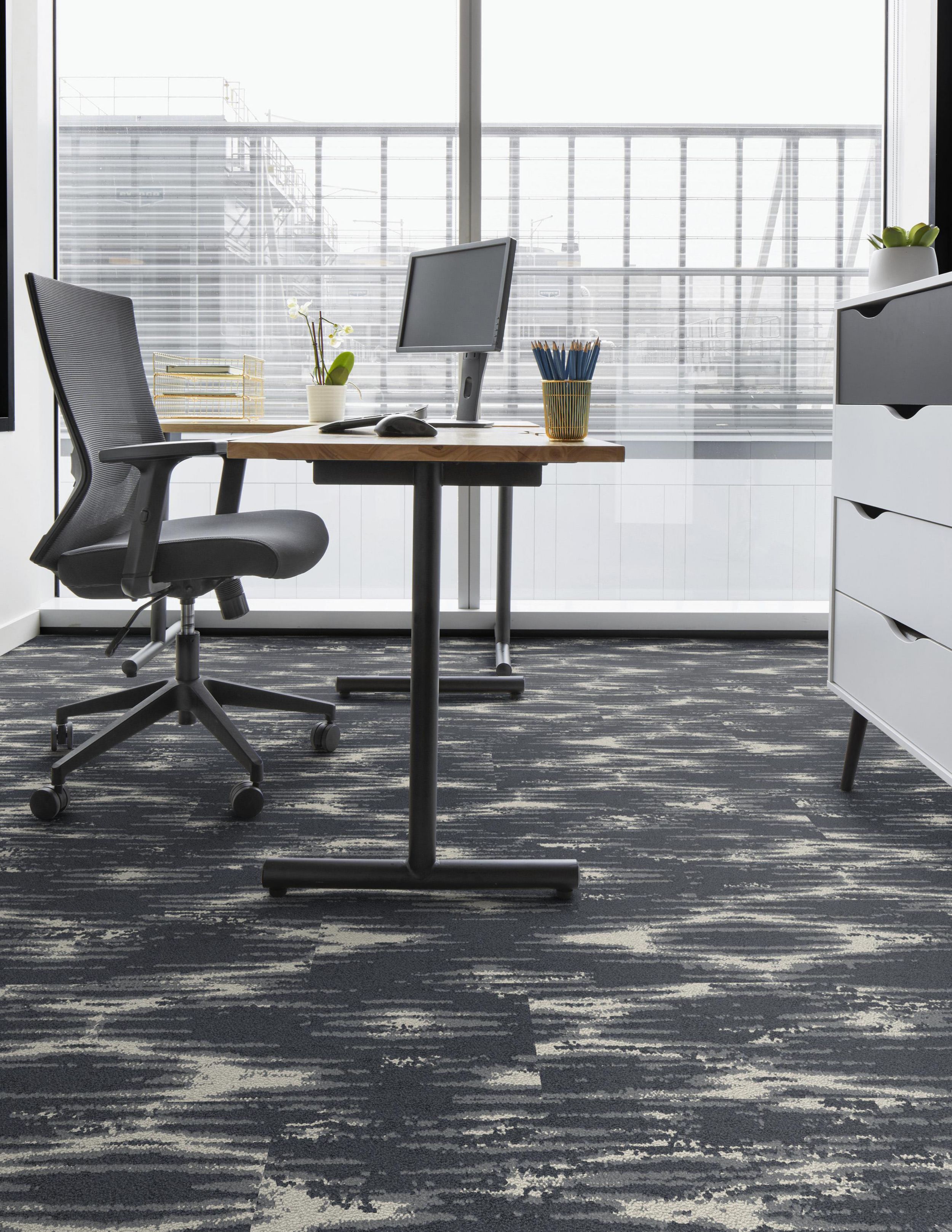 Interface Monoprint plank carpet tile in private office imagen número 4